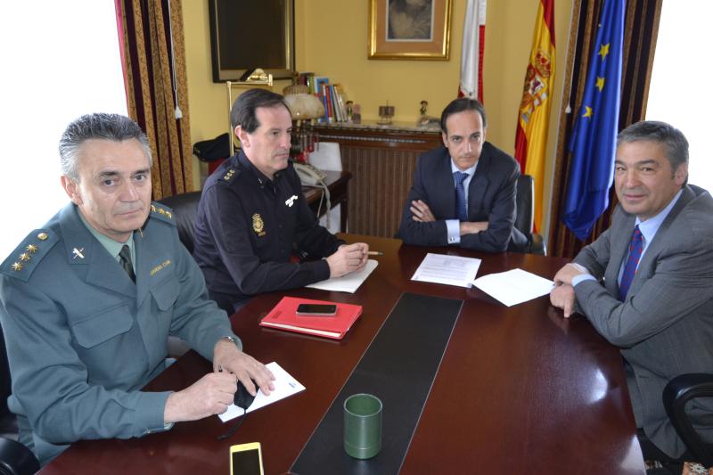 El delegado del Gobierno junto al alcalde de Piélagos y los mandos de las Fuerzas y Cuerpos de Seguridad del Estado en Cantabria