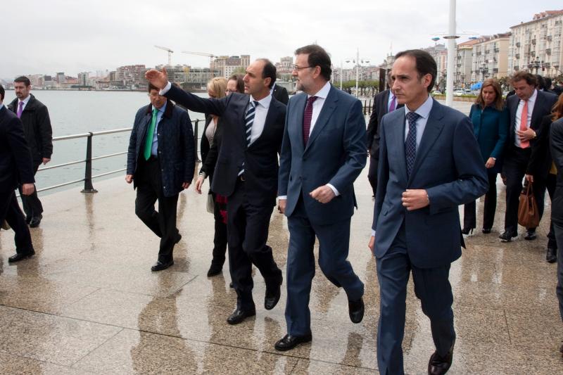 El presidente Rajoy, junto a Ignacio Diego, presidente de Cantabria y Samuel Ruiz, delegado del Gobierno en Cantabria