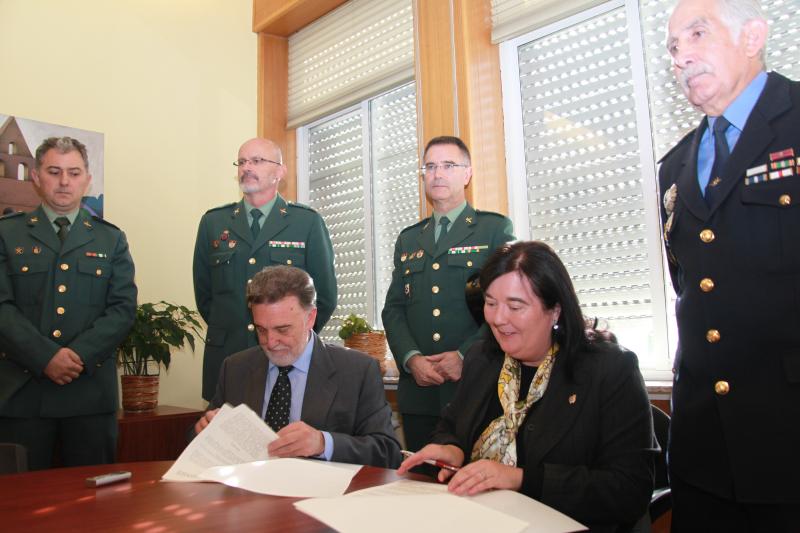 El delegado del Gobierno y la alcaldesa de Villablino firman la adhesión de la Policía Local al Sistema de Seguimiento Integral de los casos de violencia de género, VioGen 