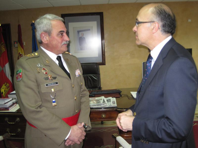 El delegado del Gobierno recibe al nuevo general jefe de la Cuarta Inspección General del Ejército 