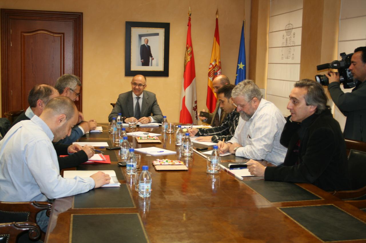 El delegado del Gobierno inicia con UGT y CCOO una ronda de reuniones sobre el proyecto de los Presupuestos Generales del Estado 2012 con los agentes sociales y económicos de Castilla y León