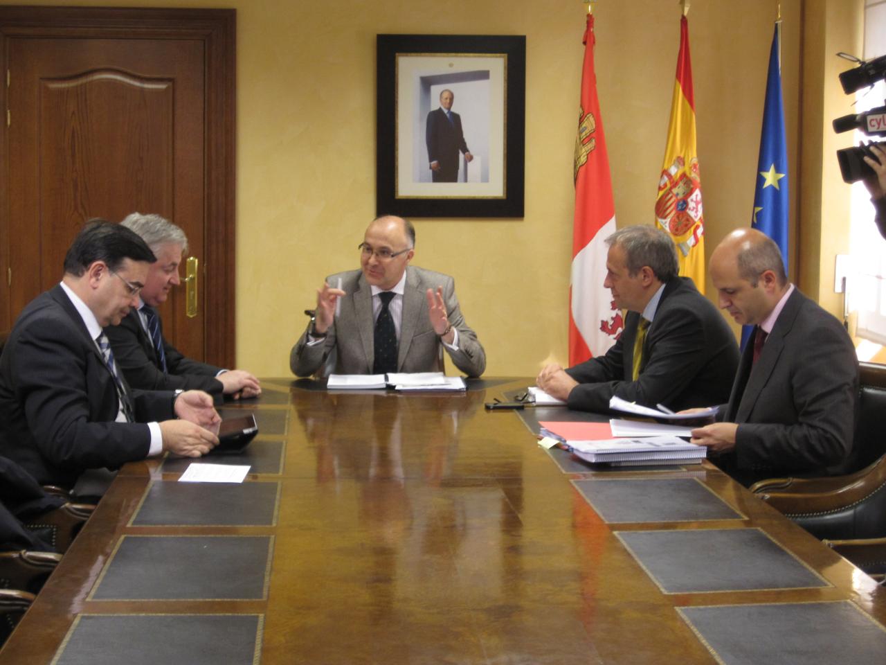 El delegado del Gobierno continúa con CECALE la ronda de reuniones sobre el proyecto de los Presupuestos Generales del Estado 2012 con los agentes sociales y económicos de Castilla y León
