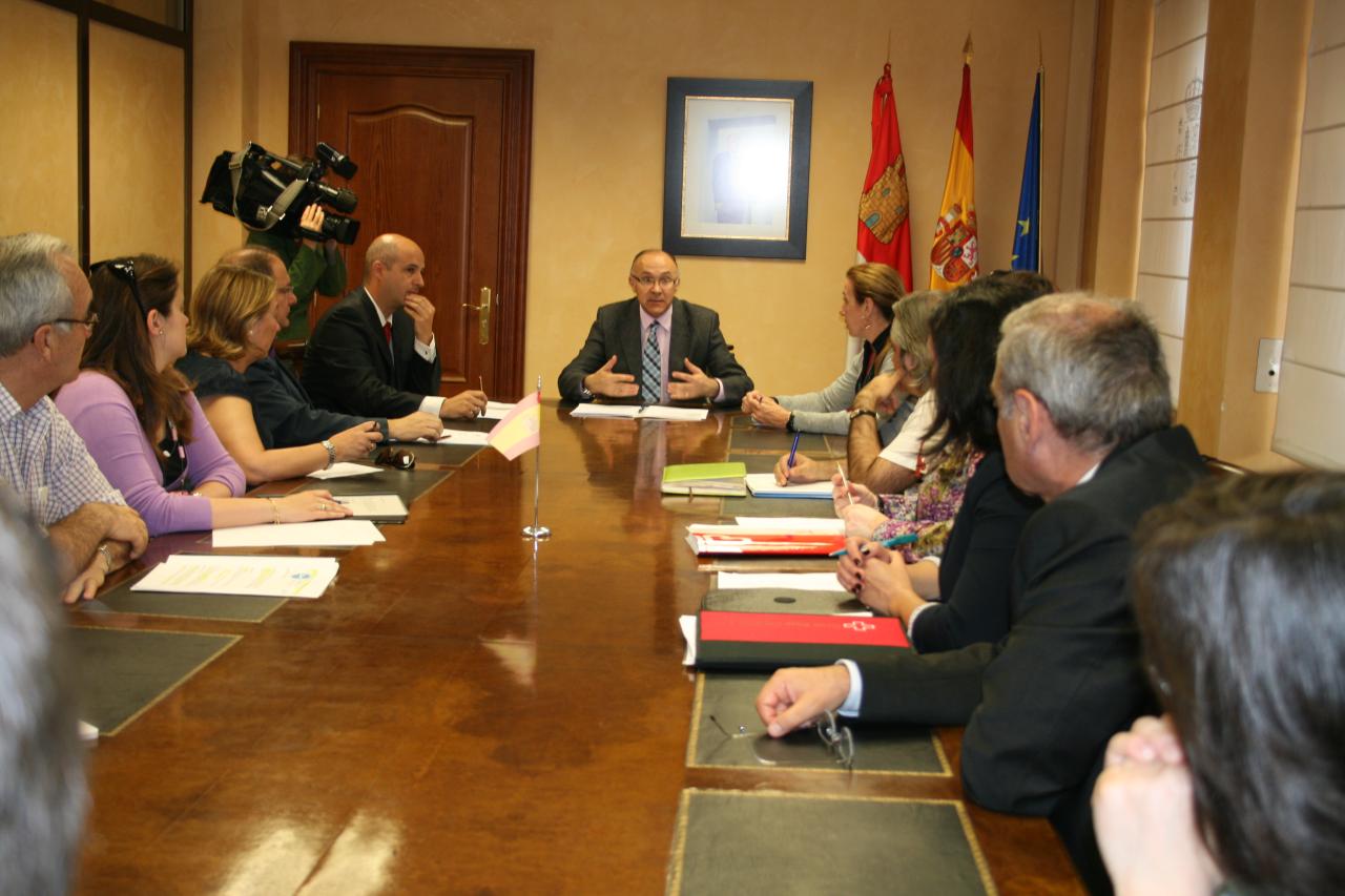 El delegado del Gobierno mantiene una reunión con representantes de asociaciones de ayuda a extranjeros en Castilla y León