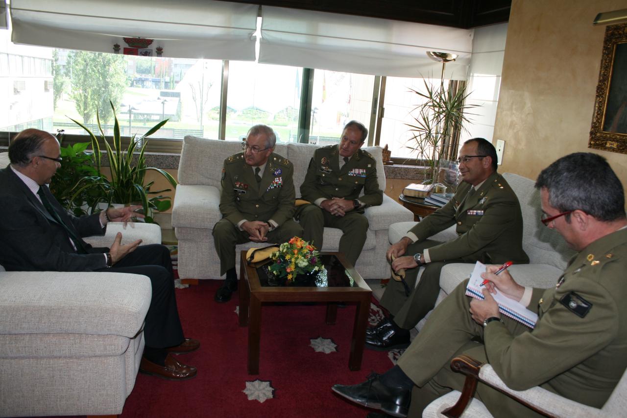 El delegado del Gobierno en Castilla y León recibe al general jefe de la Unidad Militar de Emergencias (UME)