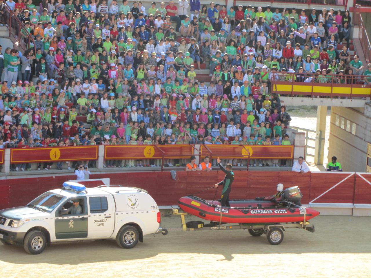 Más de 2.000 escolares asisten en Laguna de Duero a una demostración de medios y personal de la Guardia Civil