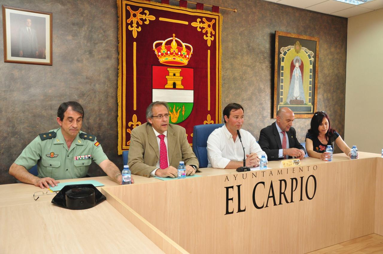 El subdelegado del Gobierno ha mantenido en El Carpio una reunión con alcaldes de la zona sobre seguridad en el medio rural Asistió también el presidente de la Diputación de Valladolid