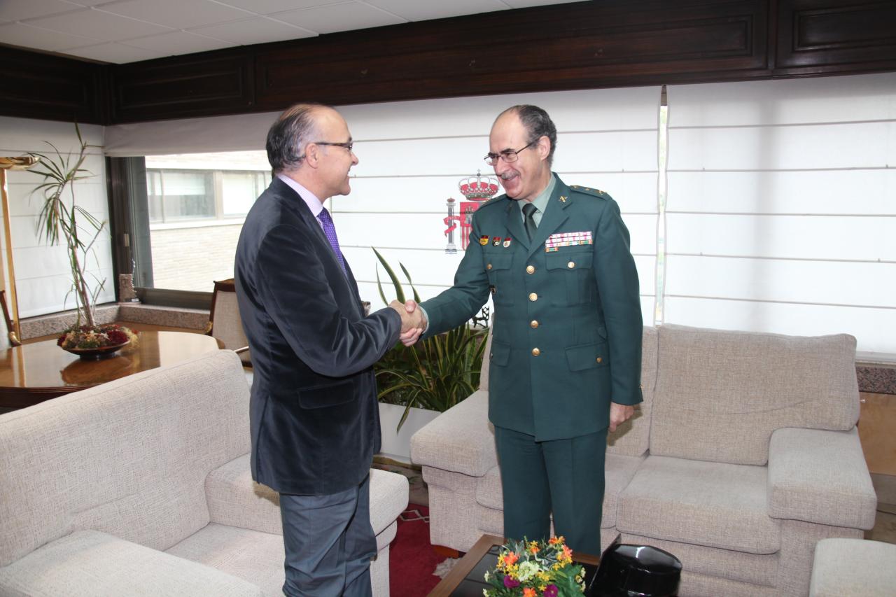 El delegado del Gobierno recibe al general Alfonso Santos Ferreiro, jefe de la 12ª Zona de la Guardia Civil-Castilla y León, que se despide al pasar a la reserva