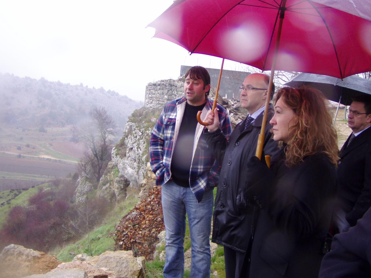 El delegado del Gobierno visita el municipio de Calatañazor, exponente del patrimonio cultural de la provincia de Soria