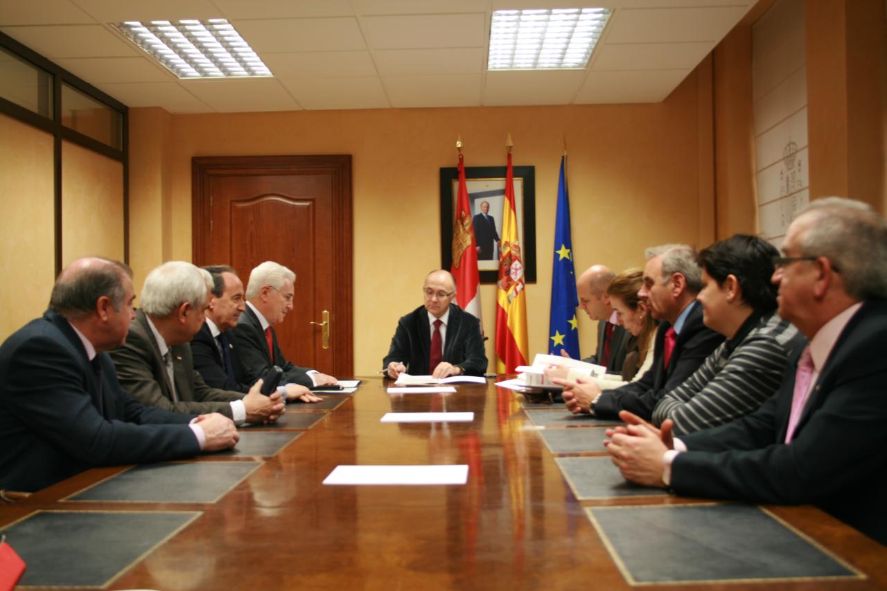 El delegado del Gobierno se reúne con el presidente regional y los presidentes provinciales de Cruz Roja en Castilla y León, a quien le informan de las prestaciones y servicios sociales a los ciudadanos de la región