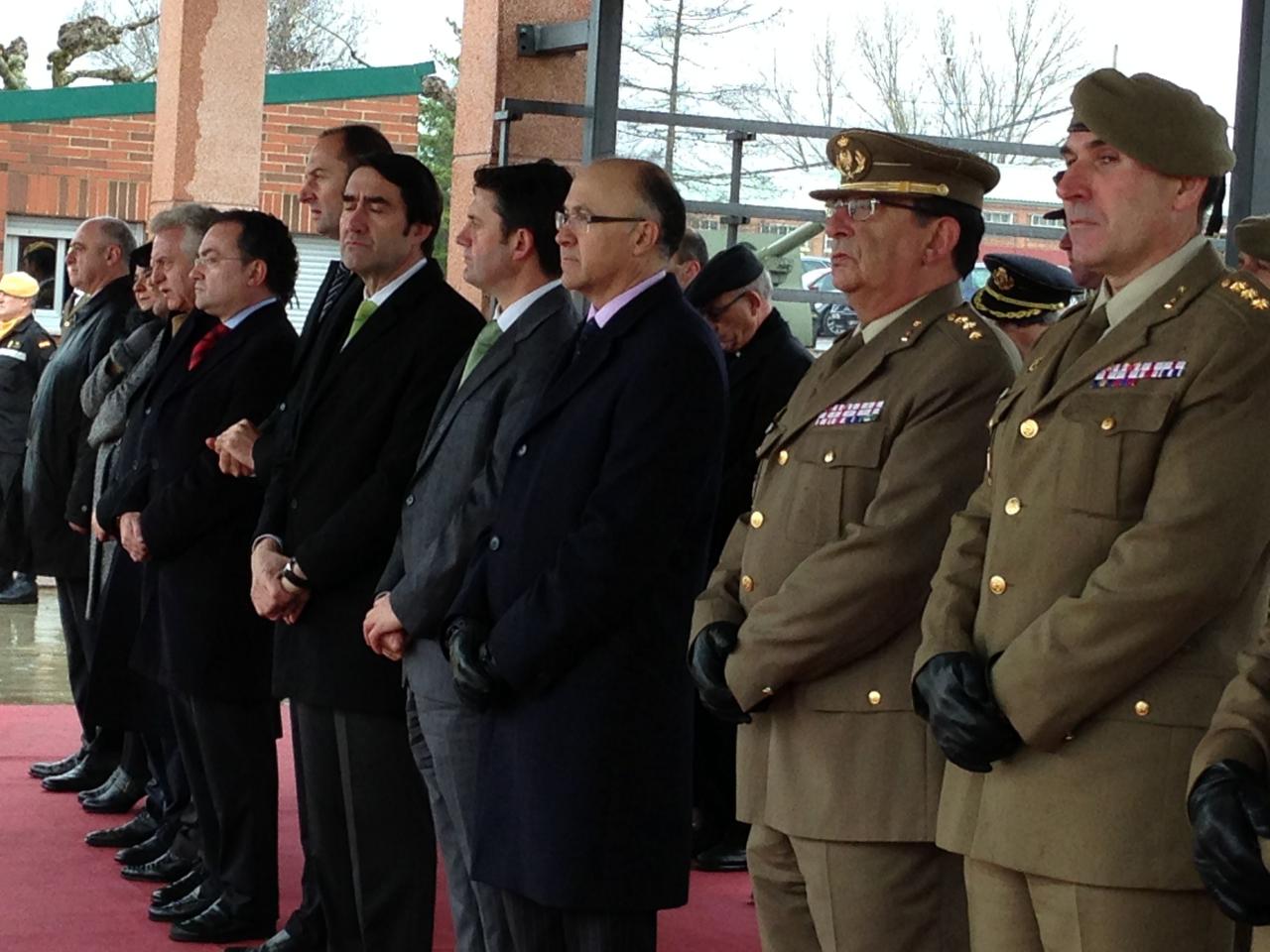 Los delegados del Gobierno en Castilla y León y en Galicia asisten en León al relevo del mando del V Batallón de Intervención en Emergencias de la UME
<br/>