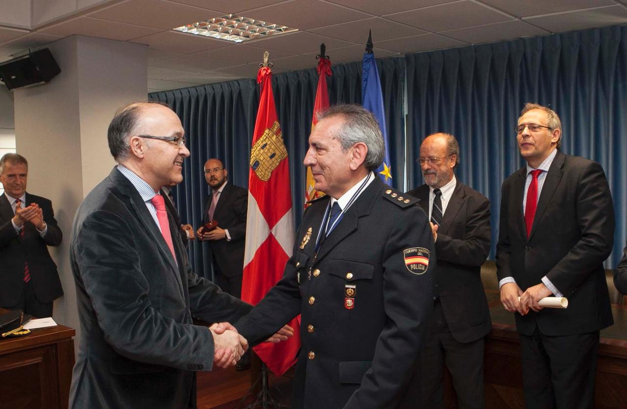 El delegado del Gobierno entrega la Encomienda de la Orden del Mérito Civil al comisario provincial de Valladolid