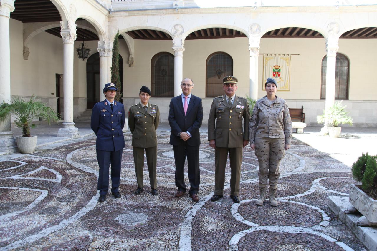 El delegado del Gobierno en Castilla y León califica de rápido y ejemplar el proceso de incorporación de la mujer a las Fuerzas Armadas