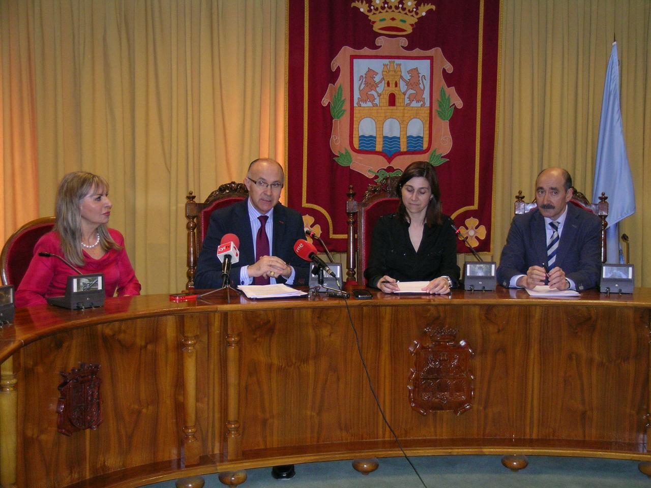 El delegado del Gobierno en Castilla y León y la alcaldesa de Aranda de Duero firman la incorporación de la Policía Municipal al sistema Viogen, de seguimiento integral de los casos de violencia de género