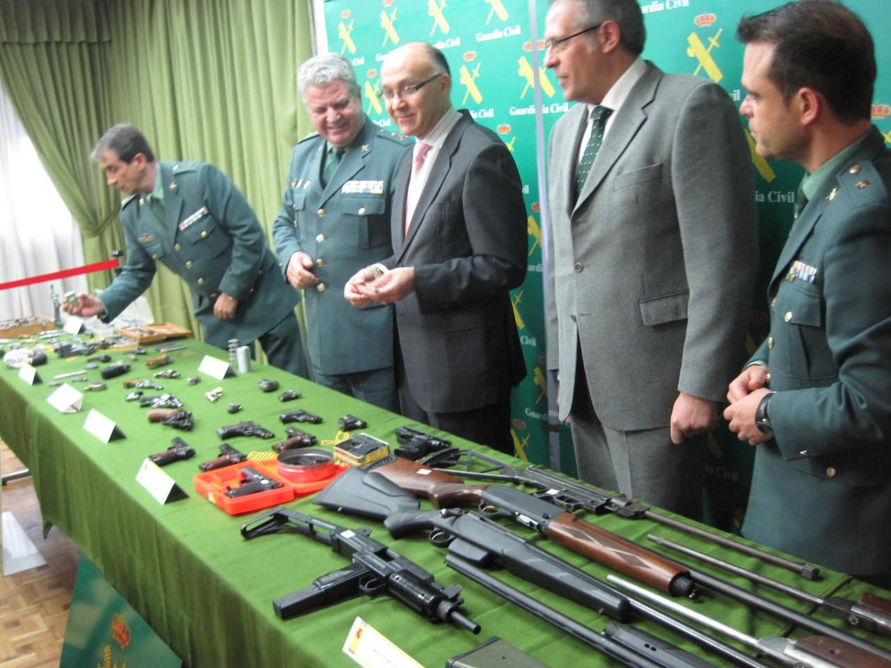La Guardia Civil desmantela un taller clandestino de fabricación de armas y detiene a nueve personas 