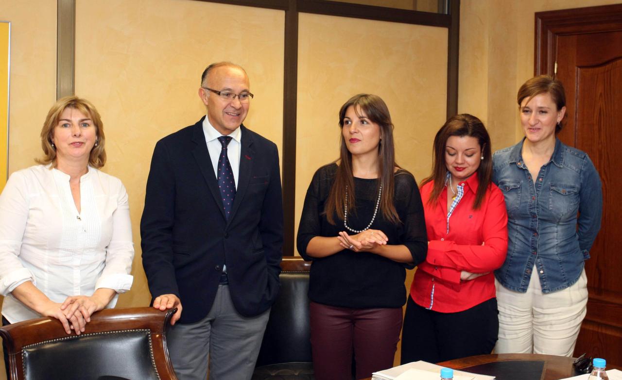 El delegado del Gobierno recibe a dirigentes de asociaciones de autónomos, en la ronda de reuniones sobre los Presupuestos Generales del Estado para 2015 con los agentes sociales y económicos de Castilla y León