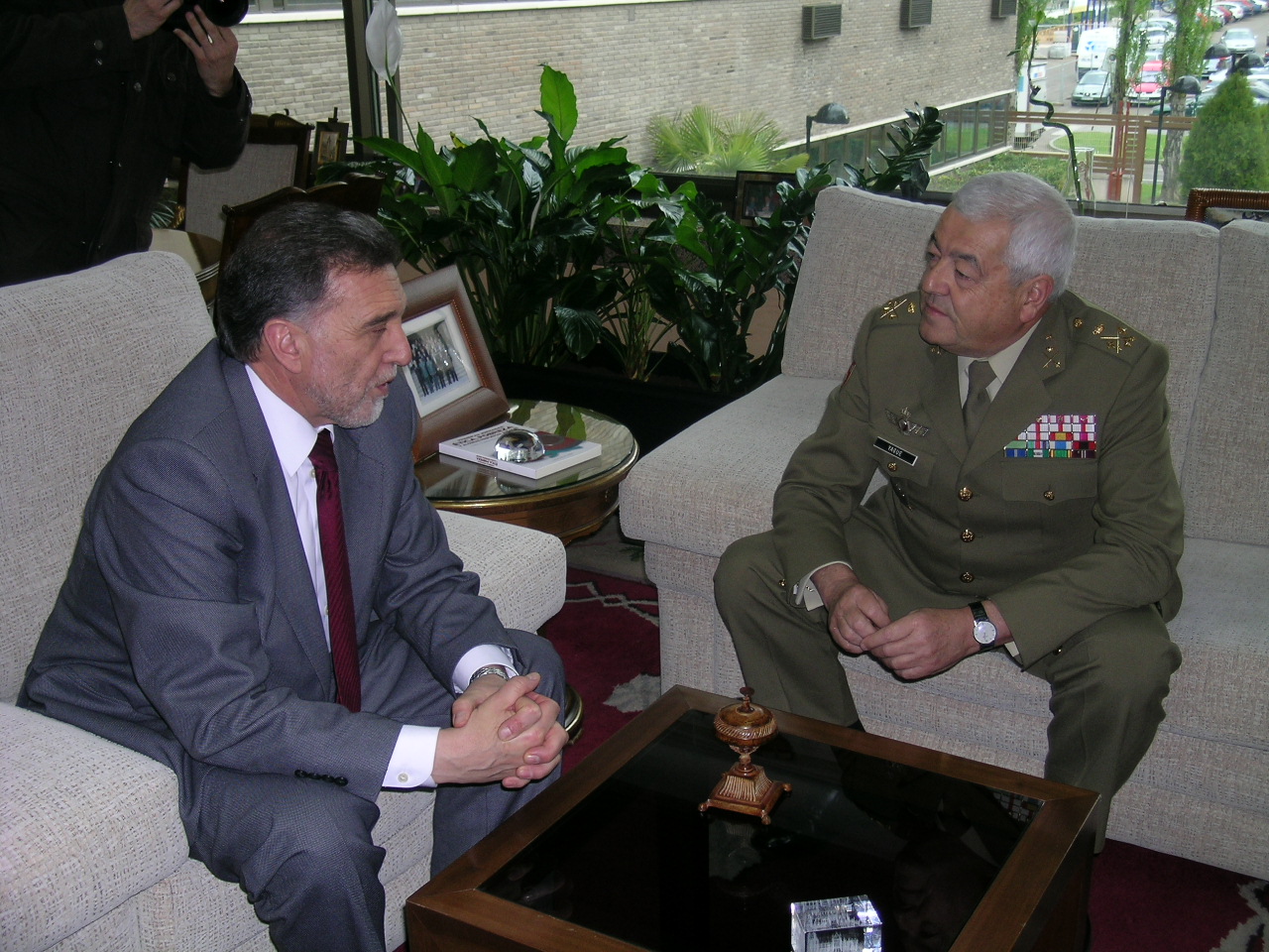 El delegado del Gobierno se entrevistó con el general Yagüe con motivo del  pase a la reserva del jefe de la Fuerza Operativa Logística