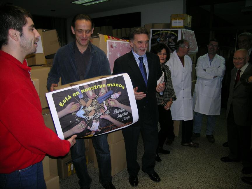 El delegado del Gobierno entregó alimentos y juguetes donados por el personal de la A.G.E. a tres instituciones benéficas