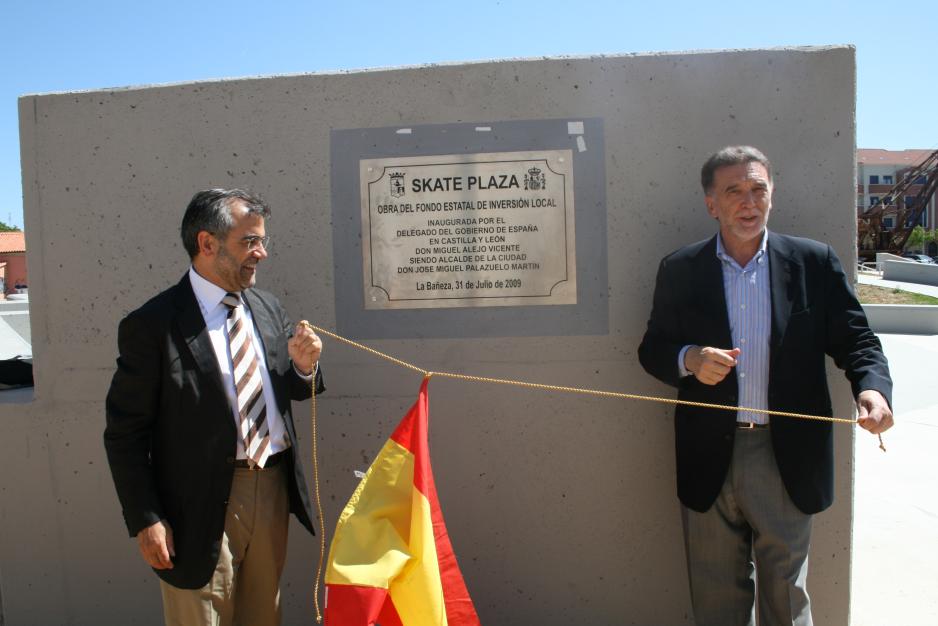 El delegado del Gobierno visita en La Bañeza las obras del Skate Park, que se financian a través del Fondo de Inversión Local