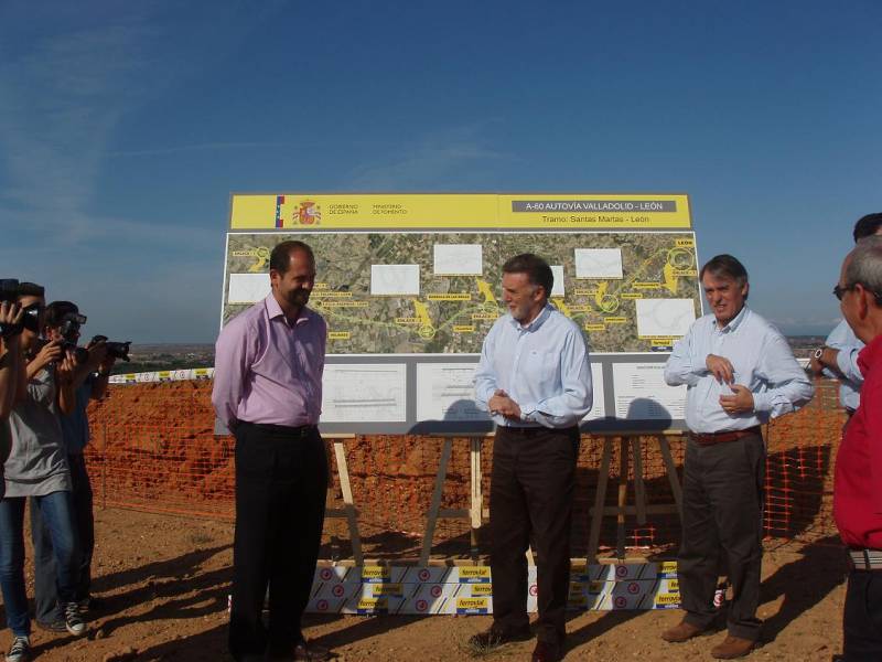 El delegado del Gobierno ha visitado las obras del tramo entre Santas Martas y León, de la autovía A-60, Valladolid-León