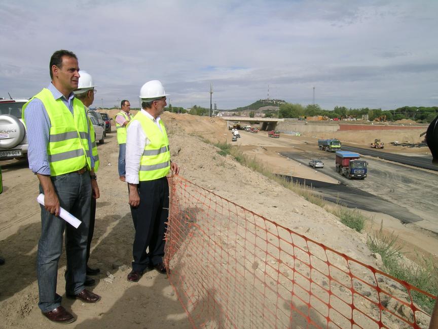 El delegado del Gobierno ha visitado esta tarde las obras de la  Ronda Exterior Sur de Valladolid  