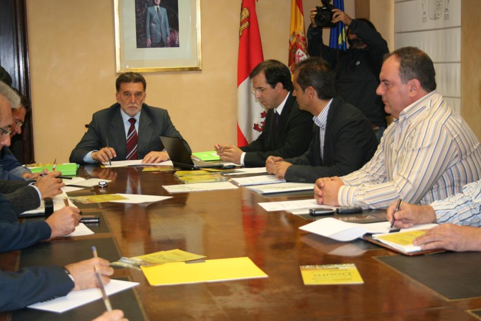 El delegado del Gobierno se reunió con el  Consejo Directivo de la Agrupación Europea de Cooperación Territorial Duero-Douro