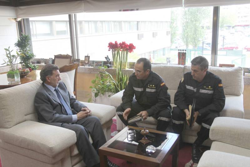Miguel Alejo recibe al nuevo jefe del V Batallón de Intervención de Emergencias 
de El Ferral, en León 