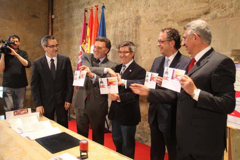 El delegado del Gobierno preside el acto de emisión del sello dedicado al 1.100 aniversario del Reino de León 