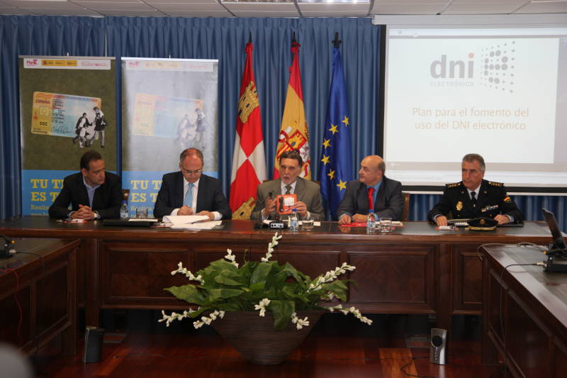 El delegado del Gobierno presenta un plan para el fomento del uso del DNI electrónico en Castilla y León
