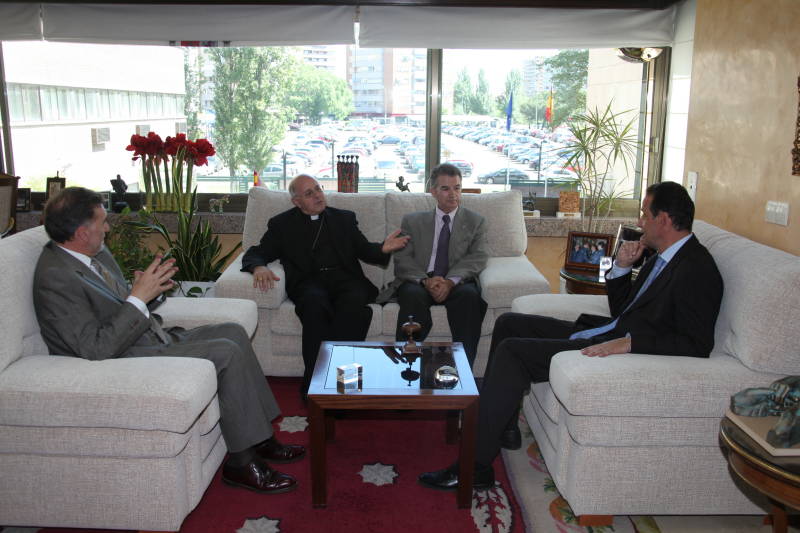 El delegado del Gobierno recibe al nuevo arzobispo de Valladolid

