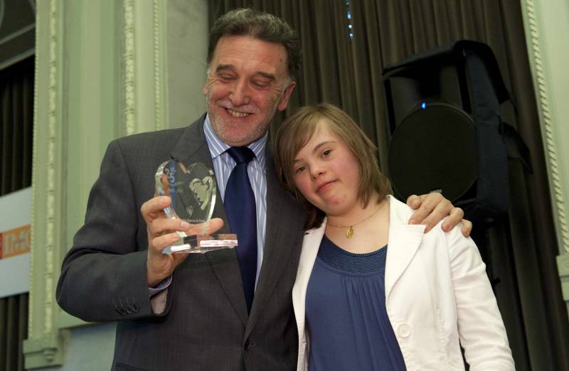 Miguel Alejo recoge la medalla concedida al Gobierno por la Asociación Síndrome de Down de Burgos 