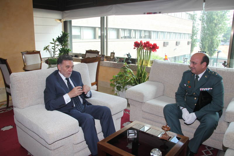 Alejo recibe al nuevo teniente coronel de la Guardia Civil de Segovia 