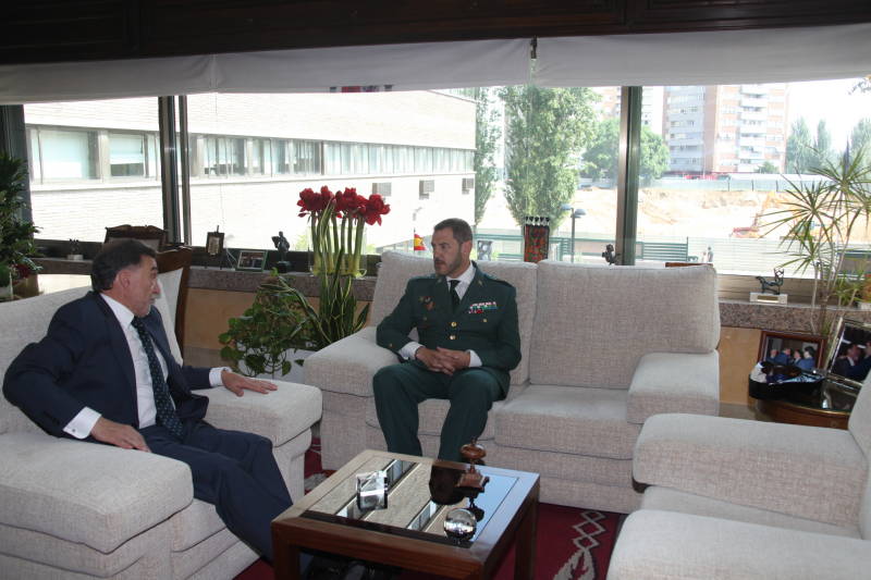 El delegado del Gobierno recibe al nuevo teniente coronel de la Guardia Civil de Burgos 