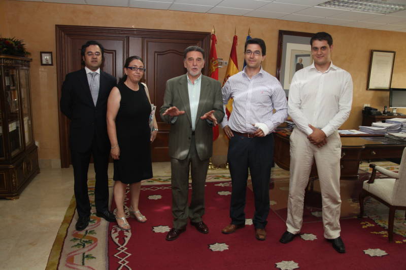 El delegado del Gobierno recibe a la nueva junta directiva de AJE Castilla y León

