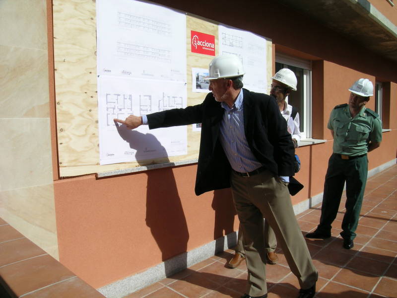 El delegado del Gobierno visitó las obras de construcción del cuartel de Vitigudino, financiadas por el Plan de Estímulo de la Economía y el Empleo, Plan E 
