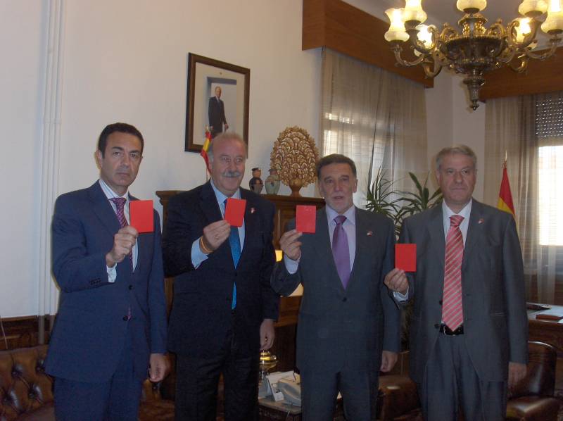 Vicente del Bosque se suma a la campaña “Saca tarjeta roja al maltratador” del Ministerio de Igualdad
