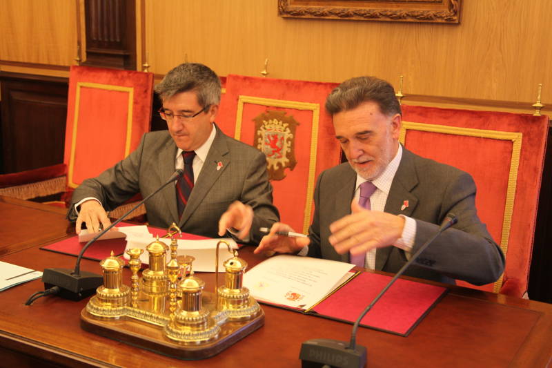El delegado del Gobierno y el alcalde de León firman la adhesión de la Policía Local al Sistema de Seguimiento Integral de los casos de violencia de género, VioGen 

