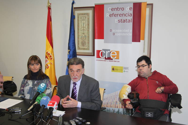 Alejo reitera que “hay que garantizar la igualdad de oportunidades de las personas con discapacidad” en su visita al CRE de León
