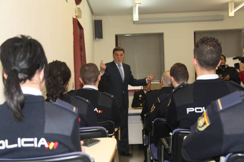El Delegado del Gobierno ha visitado a los alumnos en prácticas de la Comisaría de León