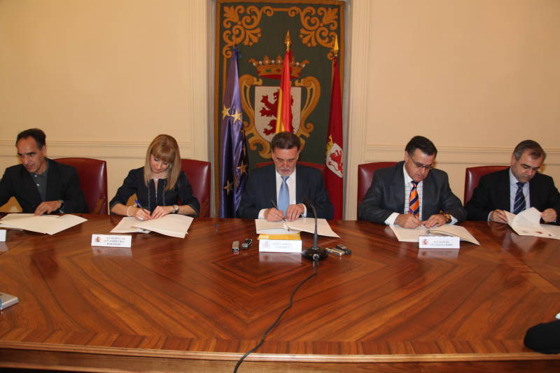 El delegado del Gobierno y los alcaldes de Villaquilambre, San Andrés, La Bañeza y Astorga firman la adhesión de la Policía Local al Sistema de Seguimiento Integral de los casos de violencia d género, VioGen 