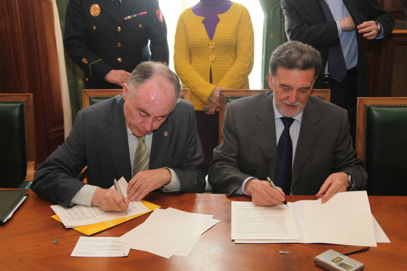 El delegado del Gobierno y el alcalde de Palencia firman la adhesión de la Policía Local al Sistema de Seguimiento Integral de los casos de violencia de género, VioGen 