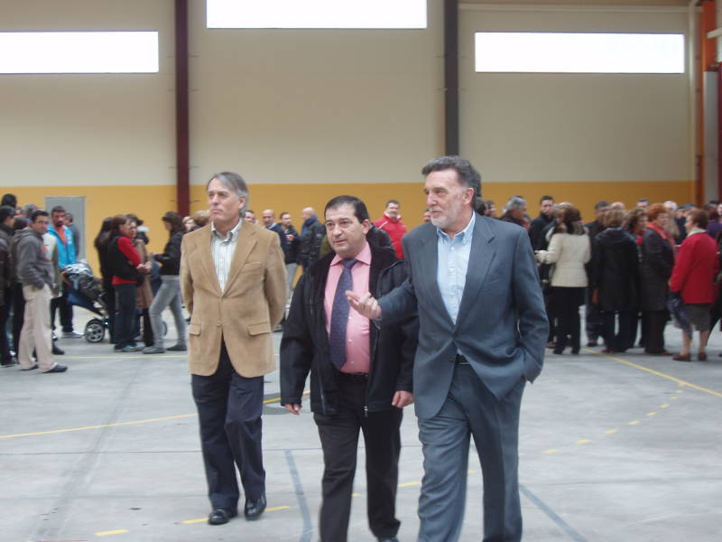 El delegado del Gobierno y el alcalde de Boñar inauguran la obra de la cubierta de la plaza del mercado municipal