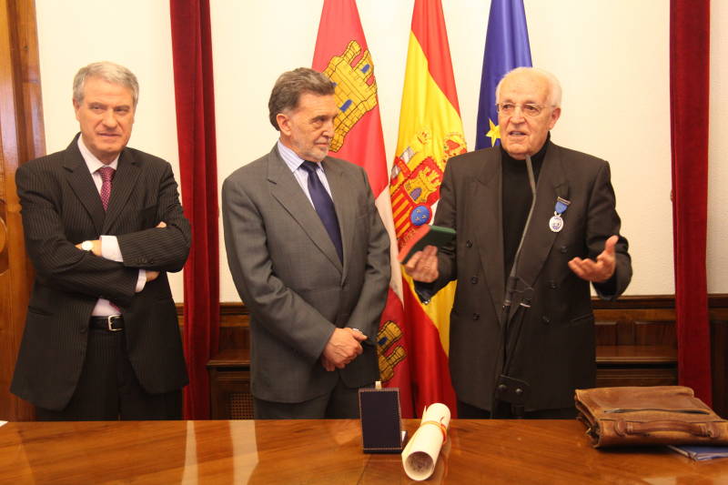 El delegado del Gobierno entrega en Salamanca la medalla del trabajo al sacerdote Jesús García Rodríguez