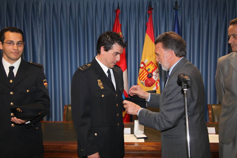 El delegado del Gobierno entrega las medallas de Protección Civil a dos policías nacionales de Valladolid