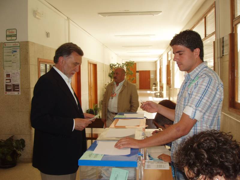 El delegado del Gobierno vota en la Escuela de Ingenieros Agrícolas de León 