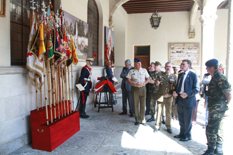 Alejo visita la exposición estática de la Guardia Real en Valladolid