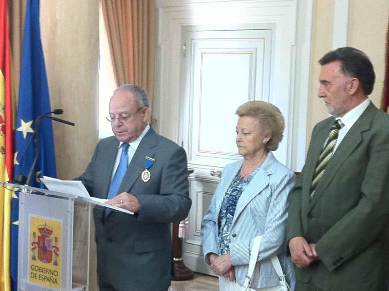 Alejo impone la Medalla al Mérito en el Trabajo, en su categoría de Oro, al artesano palentino Pedro Lozano Pérez