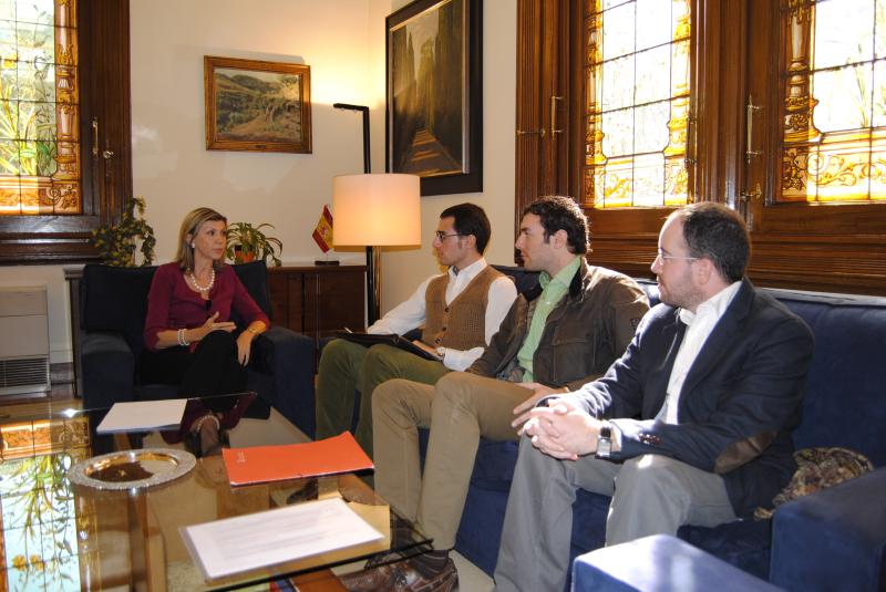 Una representación de estudiantes de Derecho de Cataluña visita la Delegación