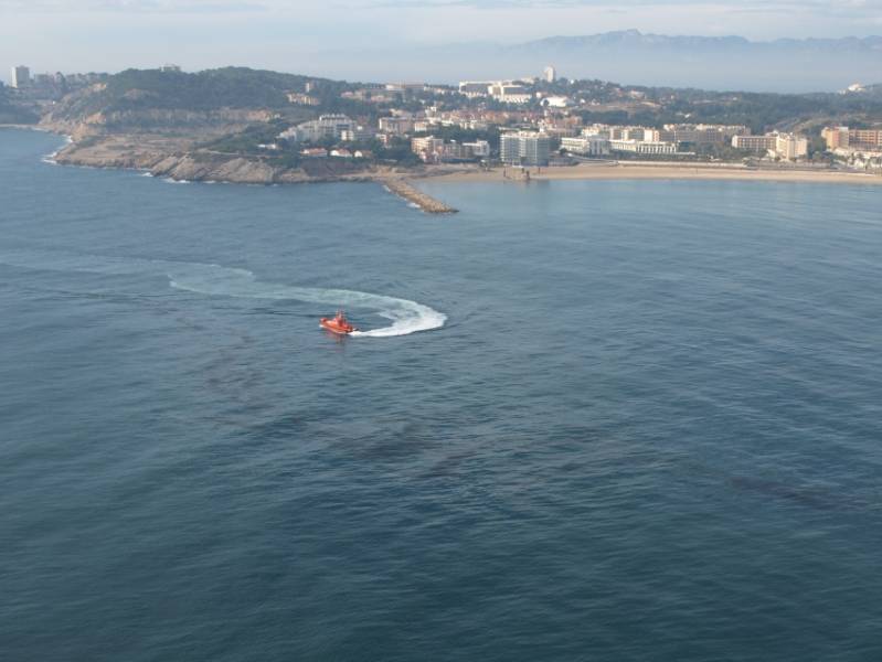 Un escape en el pantalán de Repsol provoca una vertido de fuel al mar