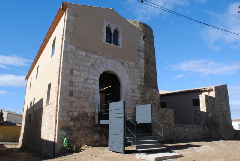 El Subdelegado del Gobierno en Girona ha inaugurado las obras de rehabilitación del Castillo Palacio del Abad, en Vila-sacra 
