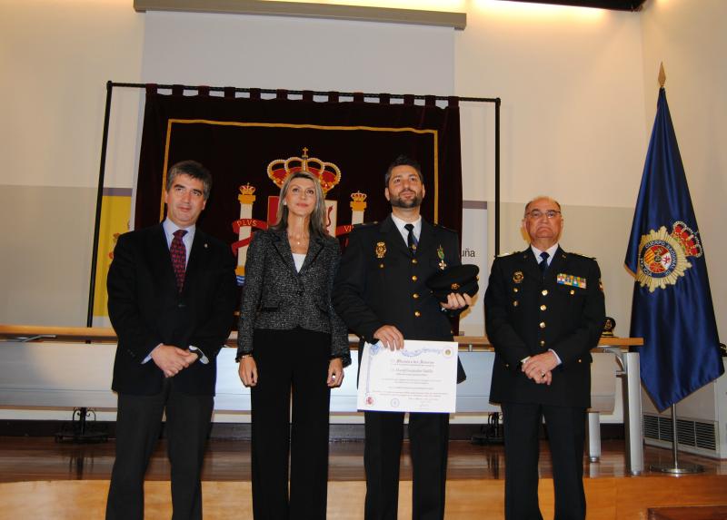 Cruz del Mérito Policial con distintivo blanco al agente del Cuerpo Nacional de Policía David Fernández Padilla 